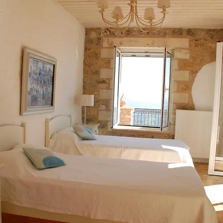 Old Olive House * Захаро